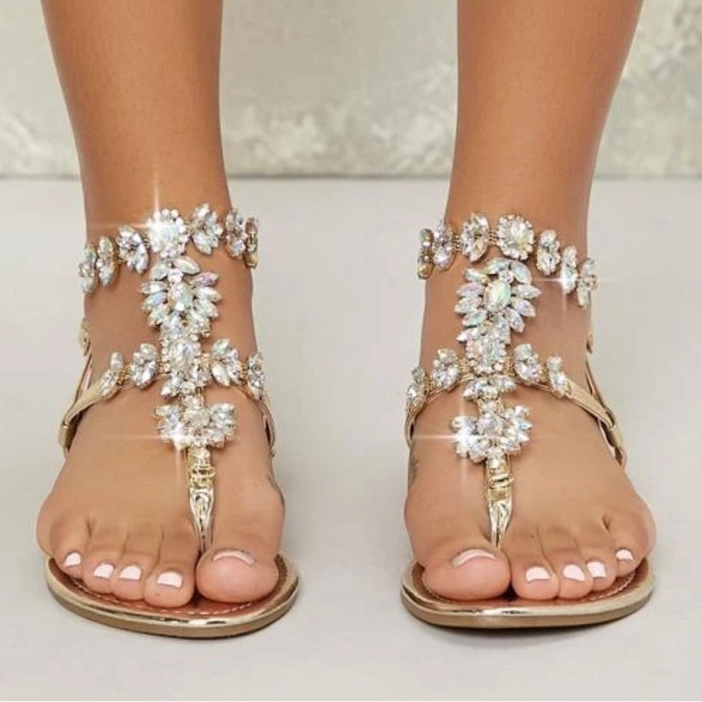 Flat T-strip toe sandals with chain